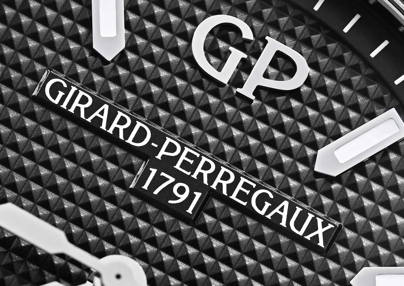 Clous de Paris dial in Girard-Perregaux Laureato
